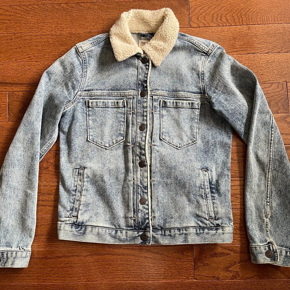 GAP Women's Small Light-Wash Jean Jacket with Sherpa Collar